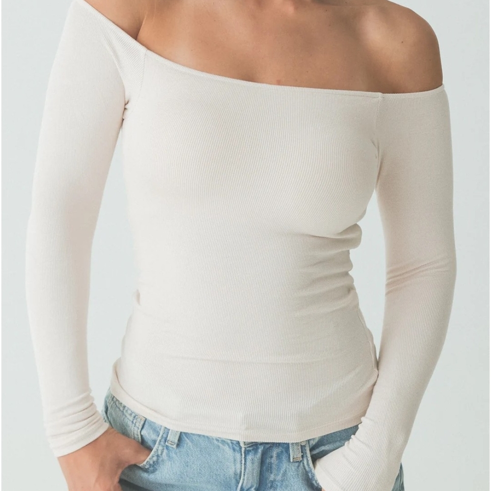 Off-Shoulder Cream Long Sleeve Top klassynetwork, Built In Bra. XL (FITS LIKE L)